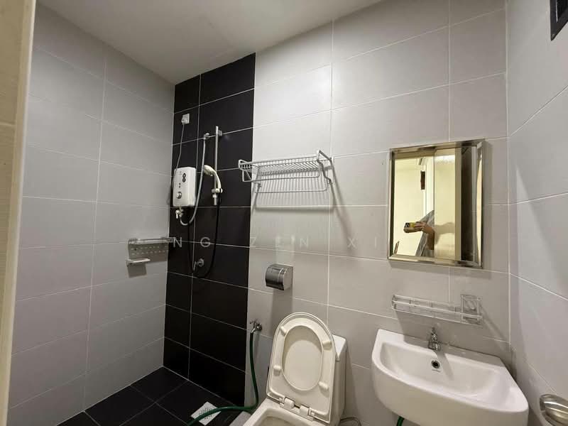Pangsapuri untuk Dijual di Nusa Heights (Nusa Puncak) - NG ZEN XI - Bathroom - PropertyGuru.com.my