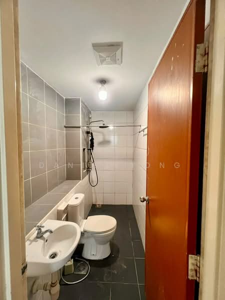 Pangsapuri untuk Dijual di Sky Garden Residences - Daniel Yong - Bathroom - PropertyGuru.com.my
