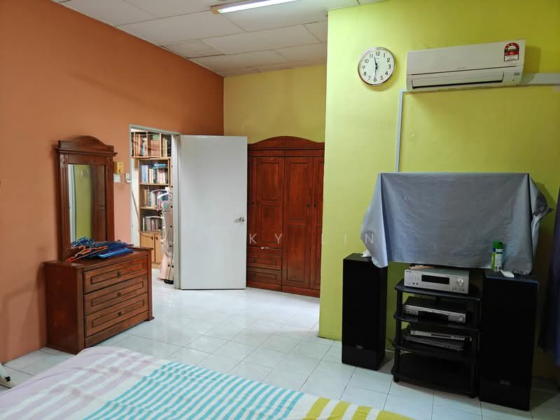 2-storey Terraced House for Sale in Taman Mutiara Bukit Kemuning (Shah Alam) - Jacky Lin - Bedroom - PropertyGuru.com.my