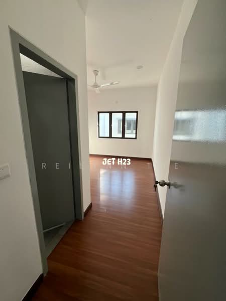2-storey Terraced House for Sale in Setia Utama (Setia Alam) - Reilynn Tue - Corridor - PropertyGuru.com.my