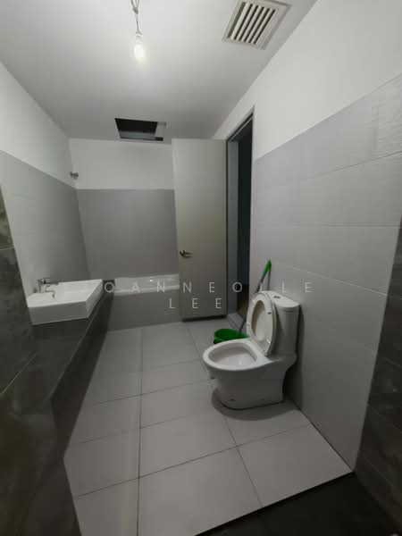 Kondominium untuk Dijual di X2 Residency - Joanneolle Lee - Bathroom - PropertyGuru.com.my