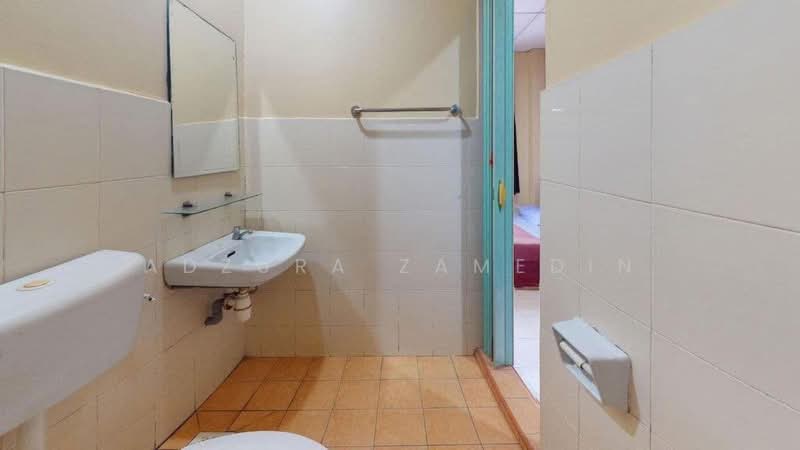 Hotel / Resort untuk Dijual di Taman Pd Kemuning (Port Dickson) - Adzura Zamedin - Bathroom - PropertyGuru.com.my