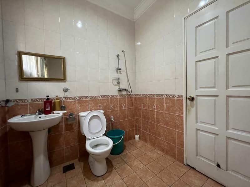 Bungalow for Sale in Bandar Country Homes (Rawang) - Nicky Lai - Bathroom - PropertyGuru.com.my