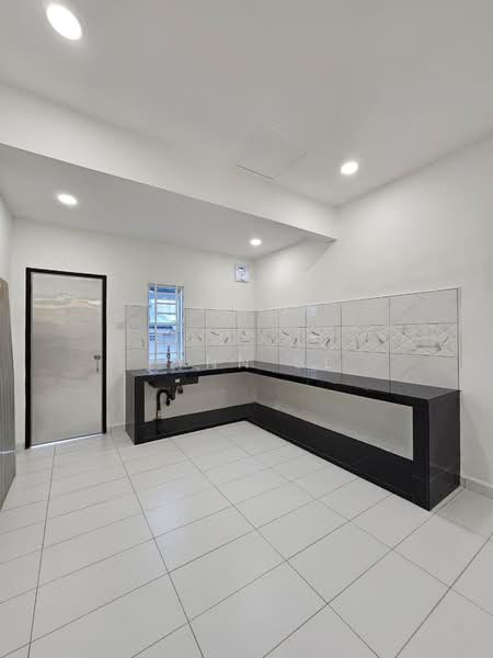 Rumah Teres 1 Tingkat untuk Dijual di Taman Ungku Tun Aminah (Skudai) - Lynn SL - Kitchen - PropertyGuru.com.my