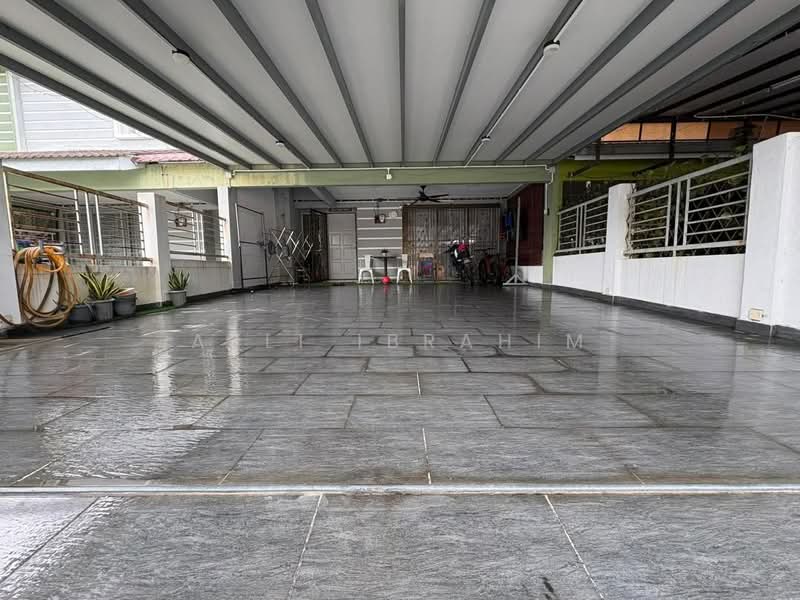 Rumah Teres 2 Tingkat untuk Dijual di Seksyen 8 (Bangi) - Azli Ibrahim - Car Park - PropertyGuru.com.my