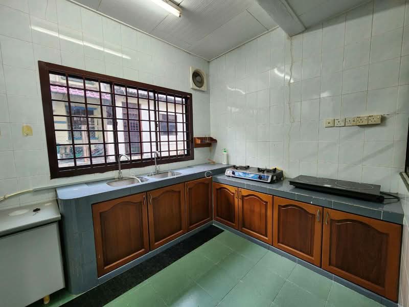 1.5-storey Terraced House for Sale in Bandar Seri Alam (Masai) - Sam Chai - Kitchen - PropertyGuru.com.my