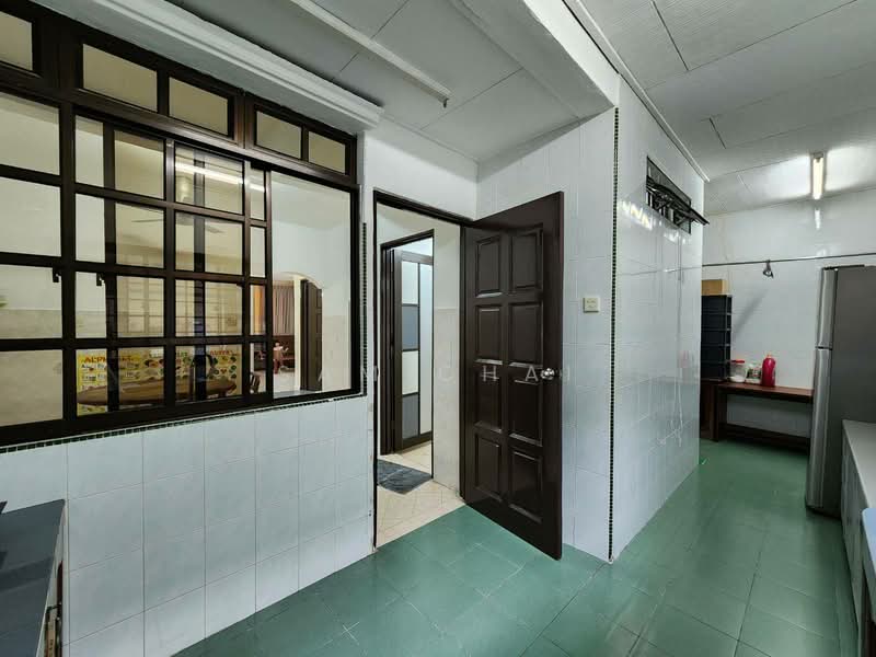 1.5-storey Terraced House for Sale in Bandar Seri Alam (Masai) - Sam Chai - Kitchen - PropertyGuru.com.my
