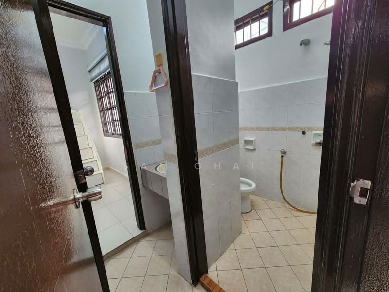 1.5-storey Terraced House for Sale in Bandar Seri Alam (Masai) - Sam Chai - Bathroom - PropertyGuru.com.my