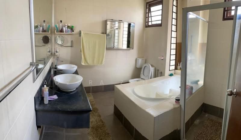 Rumah Berkembar untuk Dijual di Bukit Jelutong (Shah Alam) - Adzura Zamedin - Bathroom - PropertyGuru.com.my