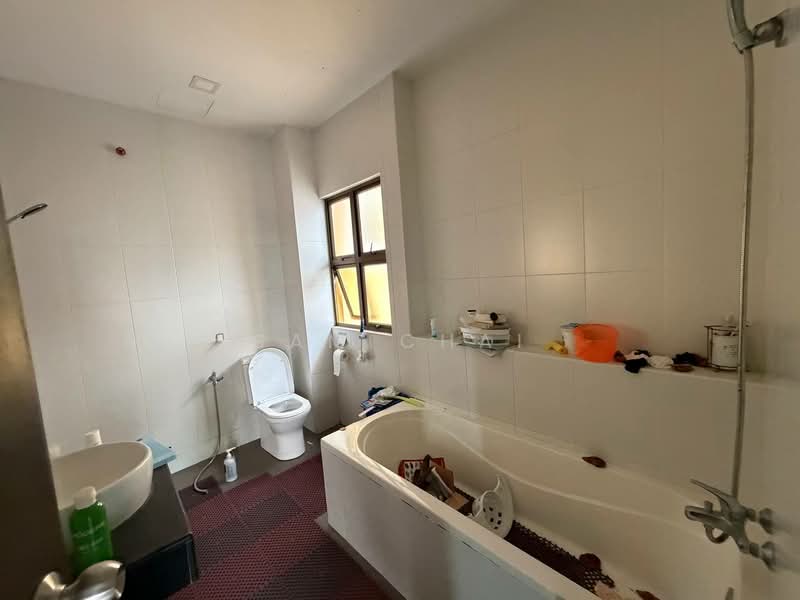 Rumah Berkembar untuk Dijual di Bandar Seri Alam (Masai) - Sam Chai - Bathroom - PropertyGuru.com.my