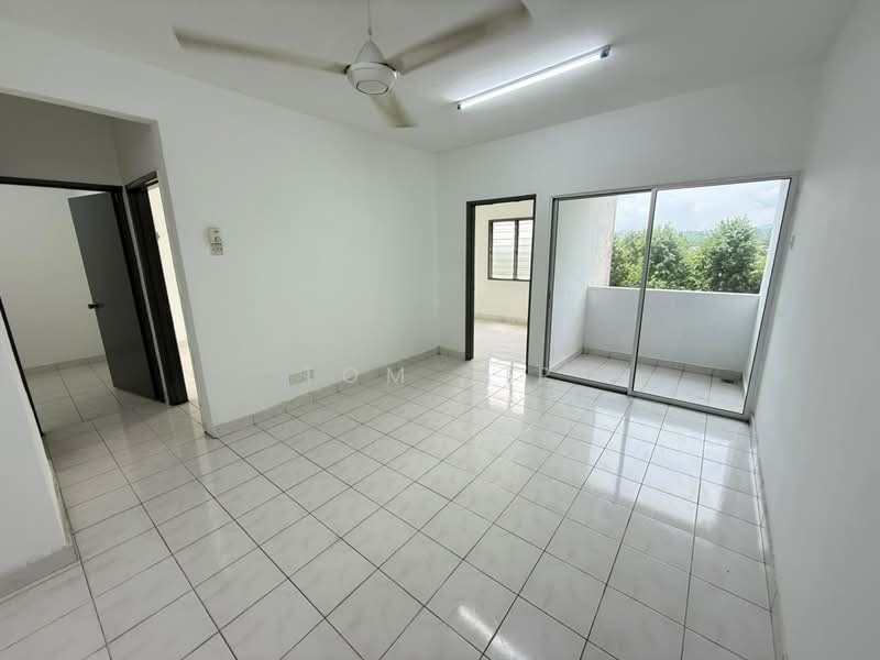 Rumah Flat untuk Dijual di Bandar Baru Kundang - Tom Yip - Living Room - PropertyGuru.com.my