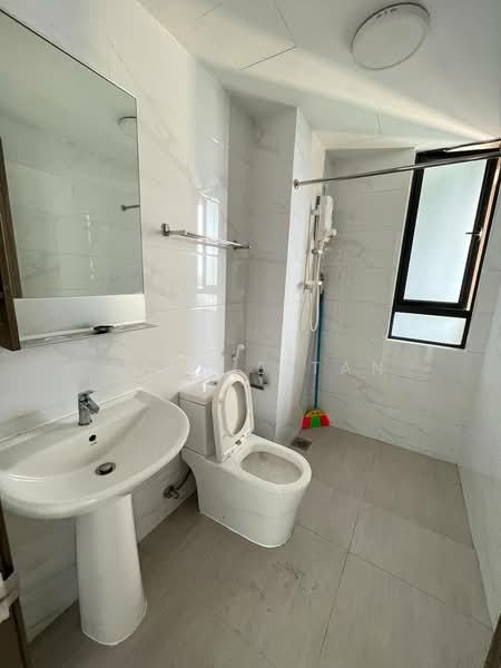 Servis Apartment untuk Dijual di Country Garden Central Park - Winnie Tan - Bathroom - PropertyGuru.com.my