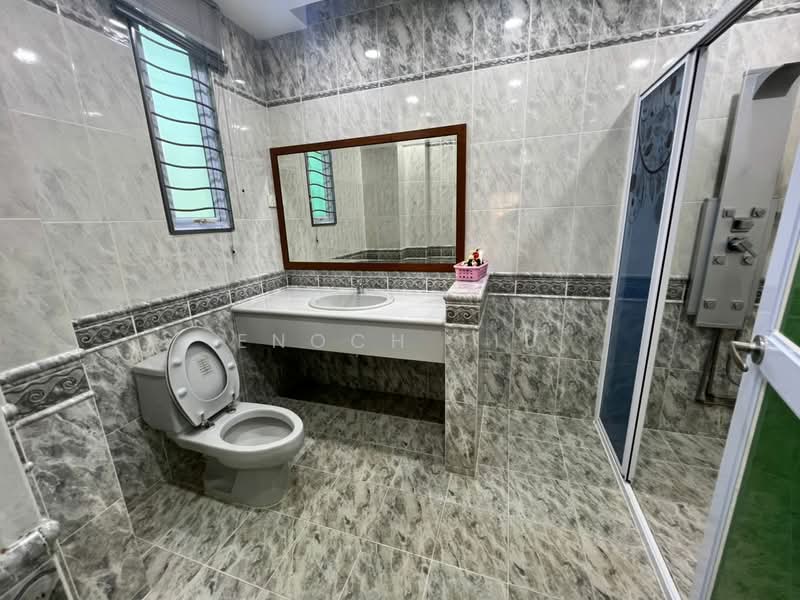 Rumah Banglo untuk Dijual di Kawasan Perumahan Sungai Emas (Batu Ferringhi) - Enoch Tiu - Bathroom - PropertyGuru.com.my