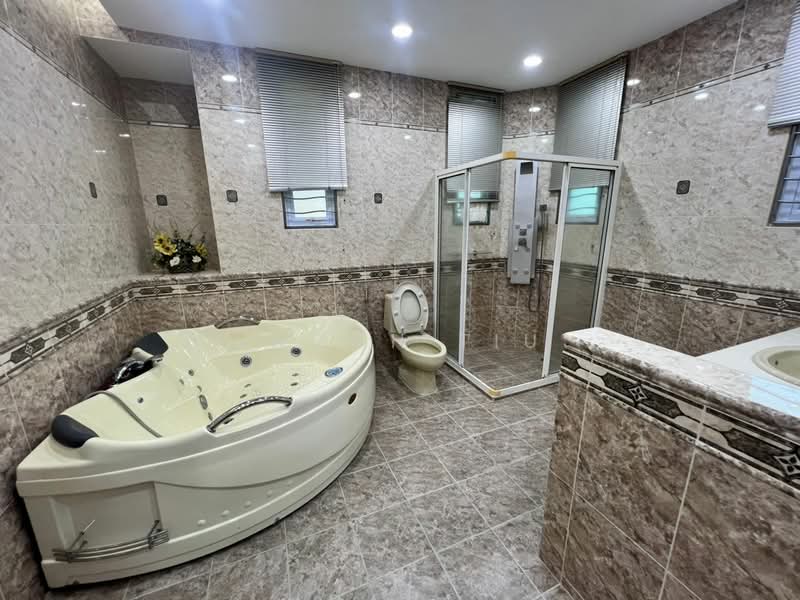 Rumah Banglo untuk Dijual di Kawasan Perumahan Sungai Emas (Batu Ferringhi) - Enoch Tiu - Bathroom - PropertyGuru.com.my