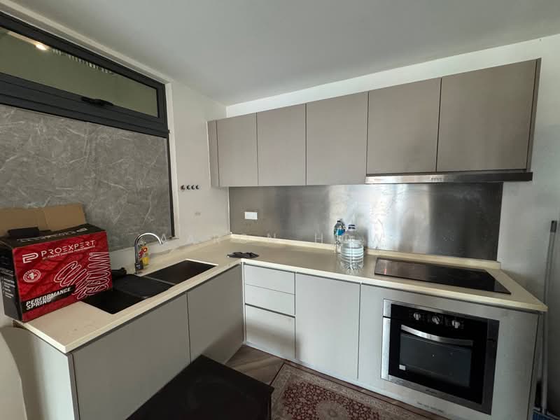 Servis Apartment untuk Disewa di Crescent Bay Suites (Teluk Bayu) - Aaron How - Kitchen - PropertyGuru.com.my