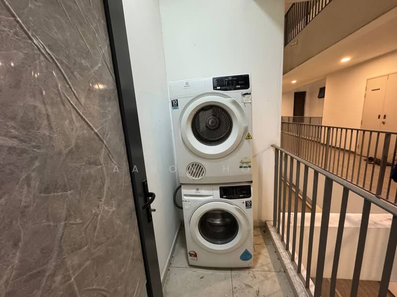 Servis Apartment untuk Disewa di Crescent Bay Suites (Teluk Bayu) - Aaron How - Corridor - PropertyGuru.com.my