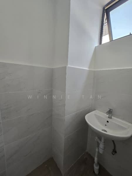 Shop / Office for Rent in Tampoi (Johor) - Winnie Tan - Bathroom - PropertyGuru.com.my