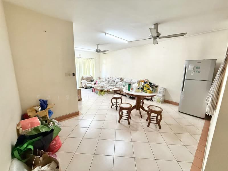 Kondominium untuk Dijual di Perdana Exclusive - Faisal Abu Omar - Living Room - PropertyGuru.com.my