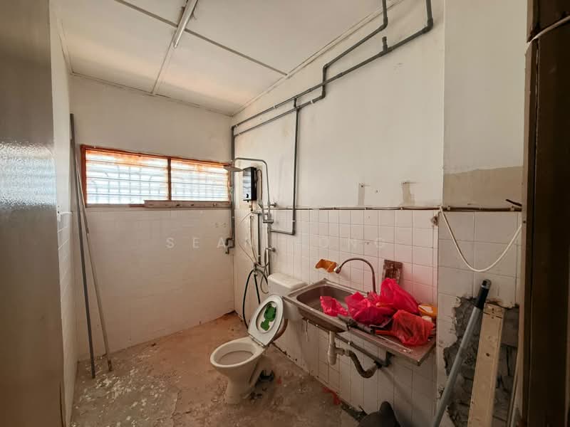 3-storey Terraced House for Sale in Taman Daya (Kepong) - Sean Yong - Bathroom - PropertyGuru.com.my