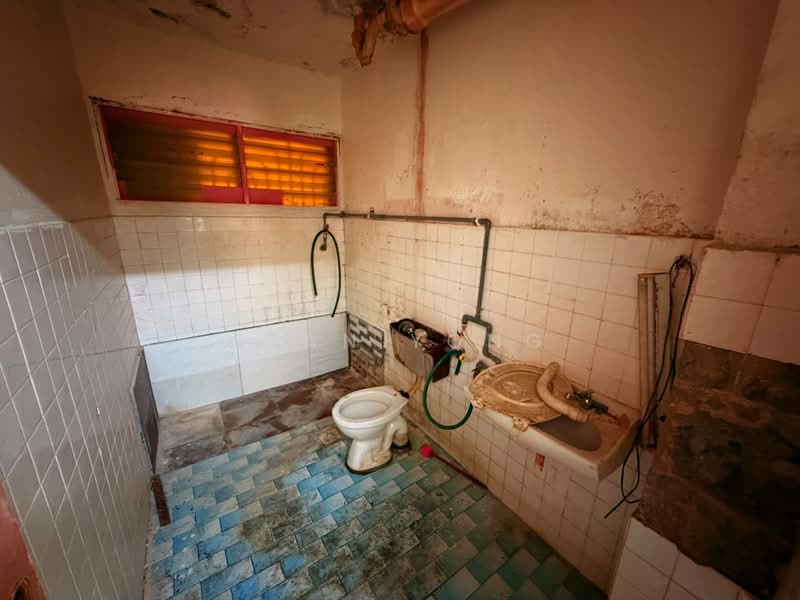 3-storey Terraced House for Sale in Taman Daya (Kepong) - Sean Yong - Bathroom - PropertyGuru.com.my