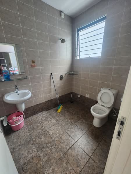 Rumah Teres 3 Tingkat untuk Disewa di Bandar Kinrara (Selangor) - Hon Ian - Bathroom - PropertyGuru.com.my