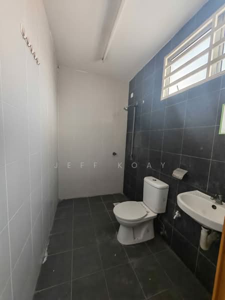 Rumah Teres 2 Tingkat untuk Disewa di Taman Belibis (Simpang Ampat) - Jeff Koay - Bathroom - PropertyGuru.com.my