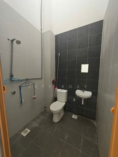 Rumah Teres 2 Tingkat untuk Disewa di Taman Belibis (Simpang Ampat) - Jeff Koay - Bathroom - PropertyGuru.com.my