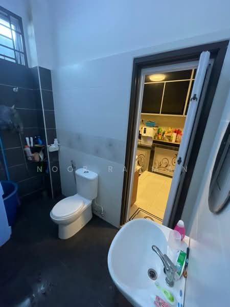 Rumah Teres 2 Tingkat untuk Dijual di Taman Sri Gading (Batu Pahat) - Noor Rahman - Bathroom - PropertyGuru.com.my