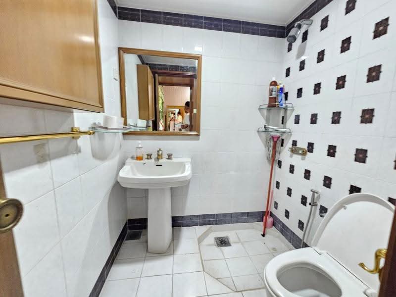Bungalow House untuk Disewa di Country Heights (Kajang) - Hei Kar Jun - Bathroom - PropertyGuru.com.my