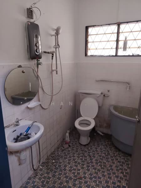 Rumah Teres 2 Tingkat untuk Disewa di Taman Sungai Besi Indah (Seri Kembangan) - Han . - Bathroom - PropertyGuru.com.my