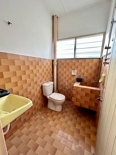 2-storey Terraced House for Sale in Seksyen 10 (Shah Alam) - Sariza Hartanah - Bathroom - PropertyGuru.com.my
