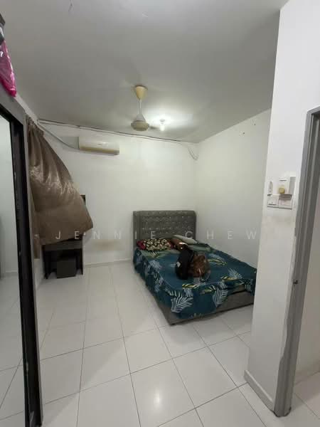 Kondominium untuk Dijual di Scott Towers @ Larkin JB - Jennie Chew - Bedroom - PropertyGuru.com.my
