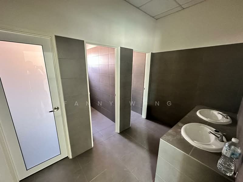 Factory for Rent in Bandar Puncak Alam (Puncak Alam) - Fanny Wong - Bathroom - PropertyGuru.com.my
