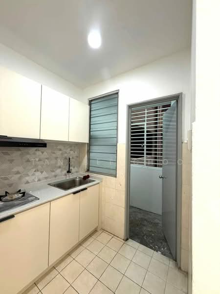 Pangsapuri untuk Dijual di Baiduri Court Apartment - Tan Bee Choo - Kitchen - PropertyGuru.com.my