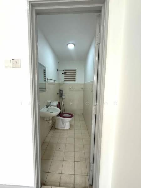 Pangsapuri untuk Dijual di Baiduri Court Apartment - Tan Bee Choo - Bathroom - PropertyGuru.com.my