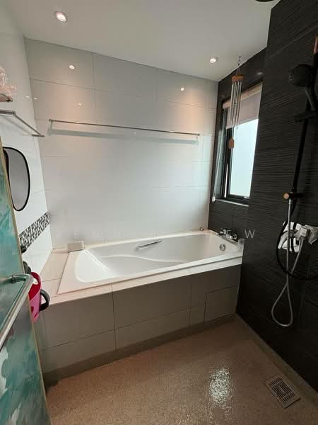 Pangsapuri untuk Dijual di Molek Pine 4 - Jennie Chew - Bathroom - PropertyGuru.com.my