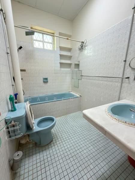 Rumah Teres untuk Dijual di Island Glades (Jelutong) - Darren Lye - Bathroom - PropertyGuru.com.my