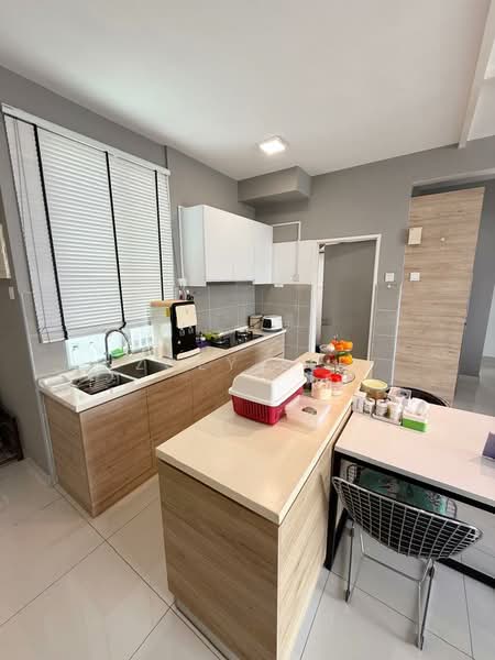 Pangsapuri untuk Dijual di D'Lagoon Luxury Apartment - Zoey Lee - Kitchen - PropertyGuru.com.my