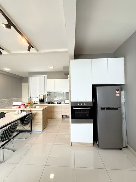 Pangsapuri untuk Dijual di D'Lagoon Luxury Apartment - Zoey Lee - Kitchen - PropertyGuru.com.my
