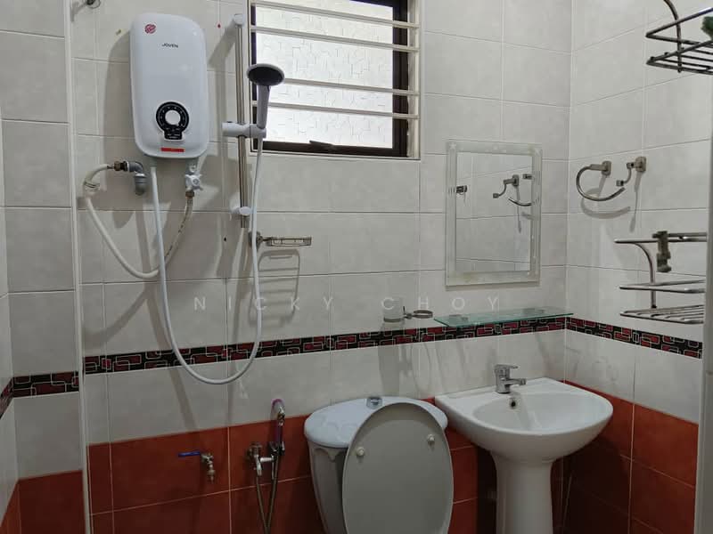 Rumah Teres 2 Tingkat untuk Disewa di Bandar Putra Permai (Seri Kembangan) - Nicky Choy - Bathroom - PropertyGuru.com.my