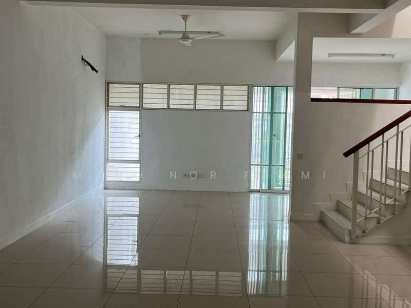 Rumah Teres 2 Tingkat untuk Dijual di Bandar Saujana Putra (Tanjong Duabelas) - Mohd Nor Fahmi - Living Room - PropertyGuru.com.my