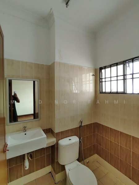 Rumah Teres untuk Dijual di Taman Pinggiran Usj (Subang Jaya) - Mohd Nor Fahmi - Bathroom - PropertyGuru.com.my