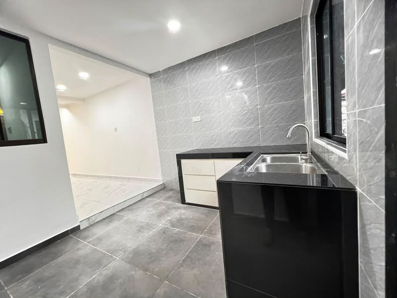 Rumah Teres 2 Tingkat untuk Dijual di Taman Ungku Tun Aminah (Skudai) - Lynn SL - Kitchen - PropertyGuru.com.my