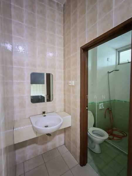 Rumah Teres 2 Tingkat untuk Dijual di Taman Gaya (Ulu Tiram) - Terence Tan - Bathroom - PropertyGuru.com.my