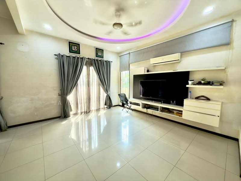 Rumah Berkembar untuk Dijual di Taman Tropika 2 (Kajang) - Azli Ibrahim - Living Room - PropertyGuru.com.my