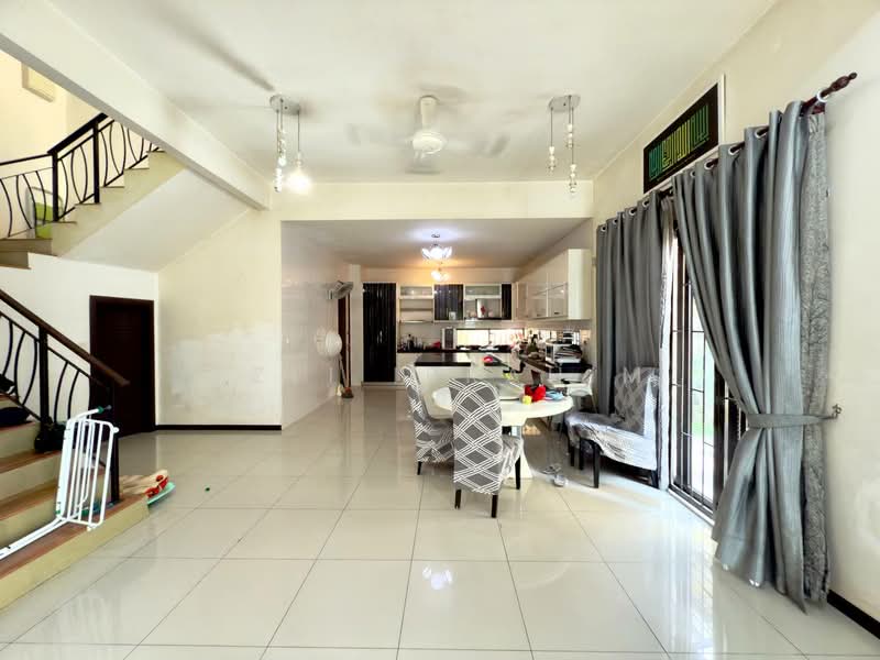 Rumah Berkembar untuk Dijual di Taman Tropika 2 (Kajang) - Azli Ibrahim - Living Room - PropertyGuru.com.my