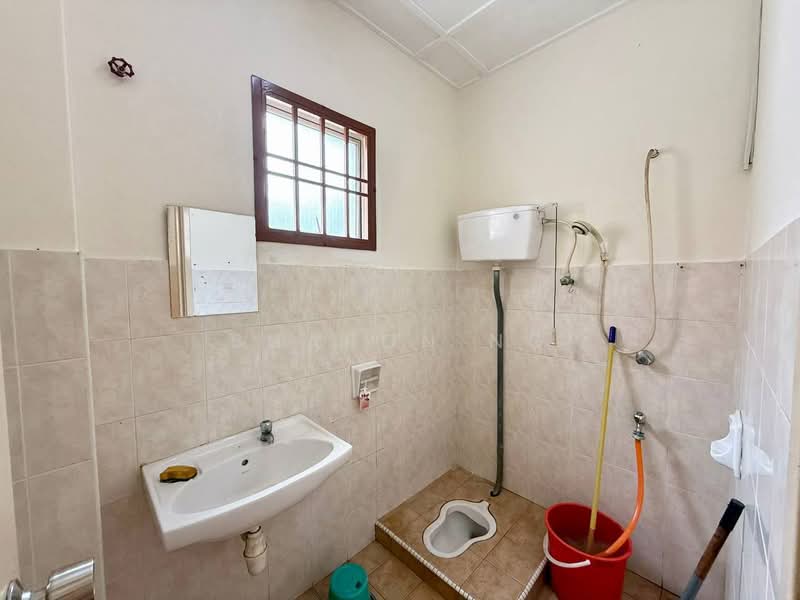 Rumah Teres 2 Tingkat untuk Dijual di Taman Setia Indah (Tebrau) - Sharon Ng - Bathroom - PropertyGuru.com.my