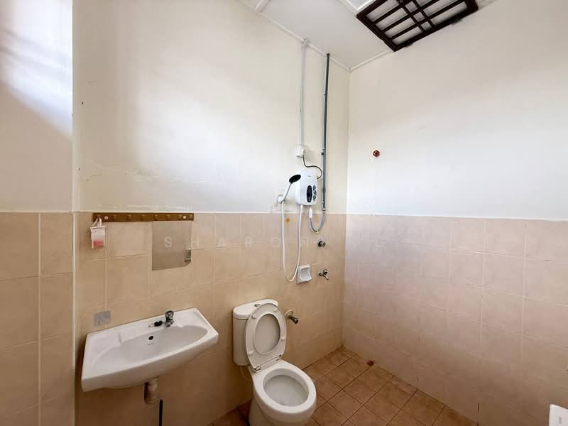 Rumah Teres 2 Tingkat untuk Dijual di Taman Setia Indah (Tebrau) - Sharon Ng - Bathroom - PropertyGuru.com.my