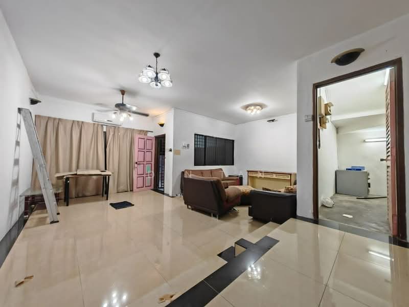 Rumah Teres 2 Tingkat untuk Dijual di Taman Ungku Tun Aminah (Skudai) - Iden Tan - Living Room - PropertyGuru.com.my