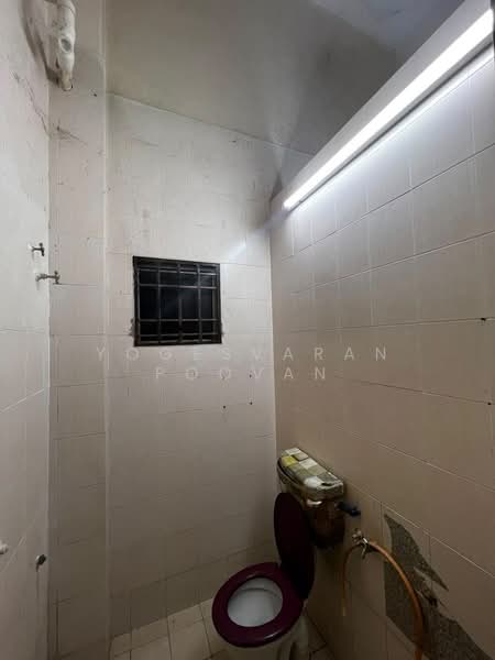 Terraced House for Sale in Kampung Jalan Kebun (Shah Alam) - Yogesvaran Poovan - Bathroom - PropertyGuru.com.my